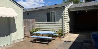 Beautifully updated 3-bedroom 1 bath duplex in Springfield! Gallery 34