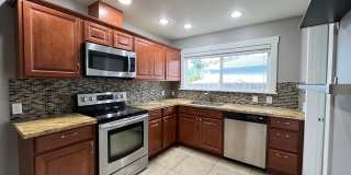 Charming 2 Bed 1 Ba House in Gladstone - Garage, Washer and Dryer, Landscaping Including! Gallery 10