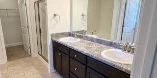 Spacious 4-Bedroom Home - Great Location Gallery 10