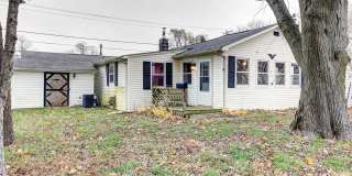 Spacious Family Home Near Schools and Parks in Rock Falls Gallery 1
