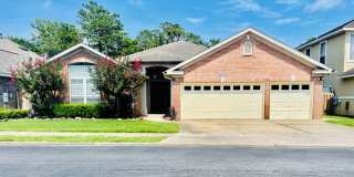 Beautiful 4/3 Family Home in Quiet Neighborhood Gallery 1