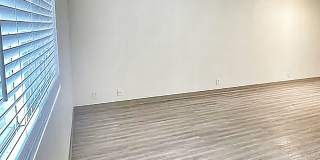Charming 2 bedroom 1 bath townhome available! Gallery 9