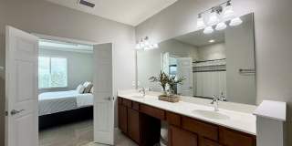 Spacious Townhome in Central Location! Gallery 29