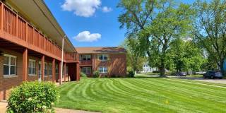 Top-Floor 2BR Apartment | Updated Finishes | Near Metra & Downtown Palatine Gallery 1