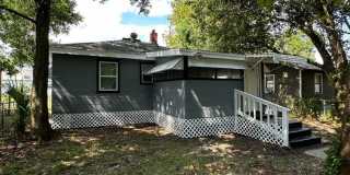 Fully Renovated 2/1 + Bonus Room Single Family Available Now! Gallery 7