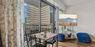 Downtown Honolulu Condo - AC . W/D . Full Kitchen Gallery 7