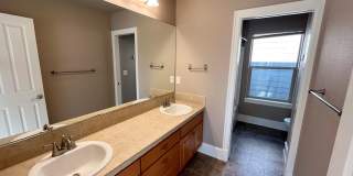 Stunning Corner Home in King City with Washer/Dryer Included, Private Courtyard! Gallery 18