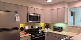 Short-mid term housing, furnished condo 2 bed/2 bath walking distance to Pearl St., CU and close to Hiking and Biking Gallery 3