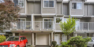 Gorgeous 2 Bed PLUS Large Downstairs Bonus Room & 3 Bathroom Kirkland Townhome w/ Beautiful Views! Gorgeous 2 Bed PLUS Large Downstairs Bonus Room & 3 Bathroom Kirkland Townhome w/ Beautiful Views! Gallery 1