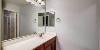 Stunning 4BR House in Phoenix with sparkling pool, resort style backyard and solar panles Gallery 8