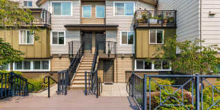 Bright & Updated 2BR Townhome in the Heart of Redmond – Near Light Rail & Marymoor Park Gallery 1