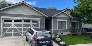 Beautiful Open Floor Plan-3 Bedroom 2 Bath Home-Located in Central Point Gallery 1