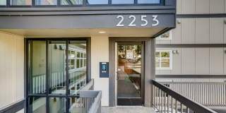 Queen Anne 2-Bed Condo with Parking  Pool! Gallery 1
