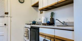1478-80 W Byron St Gallery 21