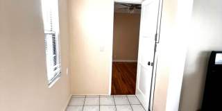Single Family. 3-bed Home - Desireable Neighborhood! Gallery 26
