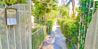 5225 De Longpre Ave. Gallery 13