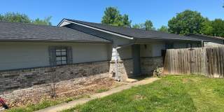 2 Bedroom, 1 Bathroom, Right side of Duplex with fenced-in backyard and 1x Car Garage Gallery 3