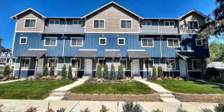 Modern 3BR / 2.5BA Townhome in Port Orchard – Spacious, Bright, and Conveniently Located Gallery 1