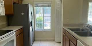 Beautiful 3 Bedroom 2.5 Bath Townhome in Lakeside Village!! Gallery 6
