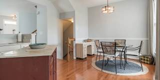 Beautiful & Comfortable 3 Bed 4 Bath End Unit Gallery 5