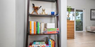 Beautiful 3 bed 2.5 baths "fully furnished" townhouse in the charming neighborhood of University Heights. Gallery 44