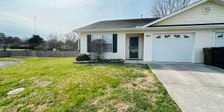 2BR Condo with Garage | Vaulted Ceilings | Real Hardwood Floors | Gas Fireplace | Near UT & Downtown Knoxville Gallery 1