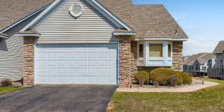 Beautiful 3-Bed 3-Bath Townhouse in Shoreview! Gallery 1