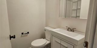 2bd/1bth Duplex in Kent with detached garage Gallery 10