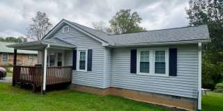 2 bedroom 1 bath Bungalow in North West Asheville Gallery 1