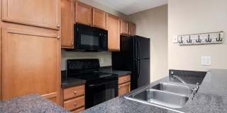 Park Lake — 1 Bed / 1 Bath + Den | Upstairs Condo | Brandon, FL Gallery 9