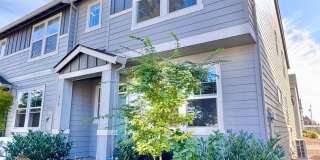 Beautiful Hazel Dell Townhome! Location, Location! Gallery 1