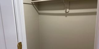 Spacious Top Floor 2 bed, Parking and utilities inc, Right in front of the train..  EASY CHOICE Gallery 6
