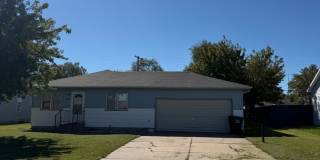 3 Bedroom, 2 Bathroom House with Double Attached Garage Gallery 1