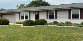 Charming 3 Bedroom - 3 Bath House in Oak Creek Gallery 1