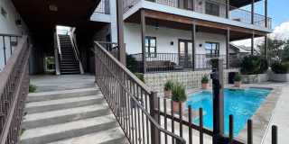 Gorgeous Condo minutes from The Pearl Gallery 23