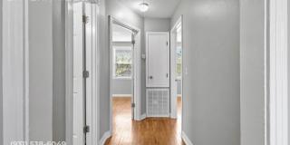 Charming 2BR Cottage Near Downtown Clarksville Gallery 12