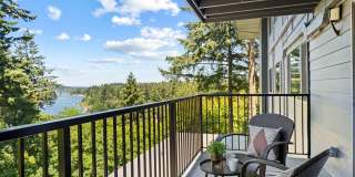 Luxury Lake Oswego 3-Bedroom Riverfront Condo with Panoramic River Views, Pools & Fitness Center Gallery 1
