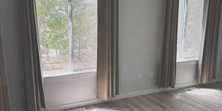 Spacious 3 Bedroom Home with Vaulted Ceilings & Fireplace Gallery 4