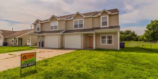 Spacious Duplex ~ Open Kitchen with Breakfast Bar! Gallery 1