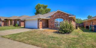 Charming home in Yukon + 3 bedrooms + 2 bathrooms Gallery 3