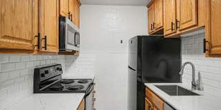 Bright Updated 2-Bed Condo with Vintage Charm Near Wash Park & Cherry Creek Gallery 10