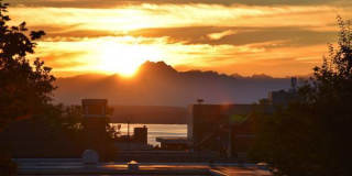 Gorgeous 1-BR + Den, Downtown Kirkland Condo, Steps to the Lake! Gallery 1