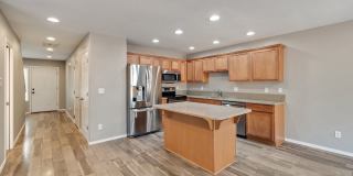 Stunning townhouse in Canby- 3 bed / 2.5 bath , garage, AC Gallery 7
