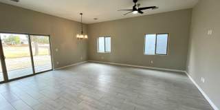 Beautiful 3 Bedroom Home on Desert Lakes Golf Course! Gallery 8