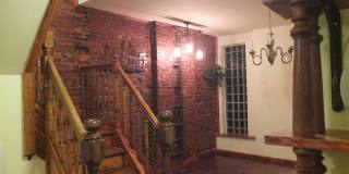 Beautiful Renovated Four bedroom Townhome Gallery 10