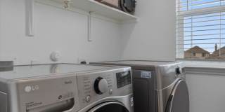 Huge 4-Bedroom Home in Del Valle For Rent Gallery 32