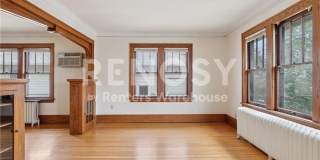 Spacious 2 Bedroom 1 Bath Upper Level Duplex in St. Paul Gallery 1