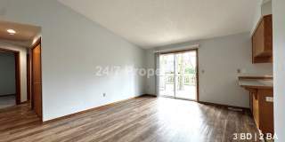Updated 3BD | 2BA Home with Garage & Large Deck - Hillsboro Gallery 7
