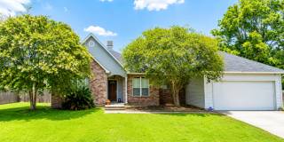Spacious 3-Bedroom 2-Bathroom Brick Home Gallery 1