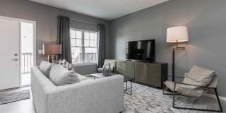 Fully Furnished Townhome Blocks Away From Downtown Gallery 4